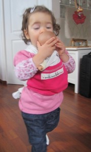 MissCouette porte son poupon