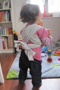 MissCouette porte son poupon